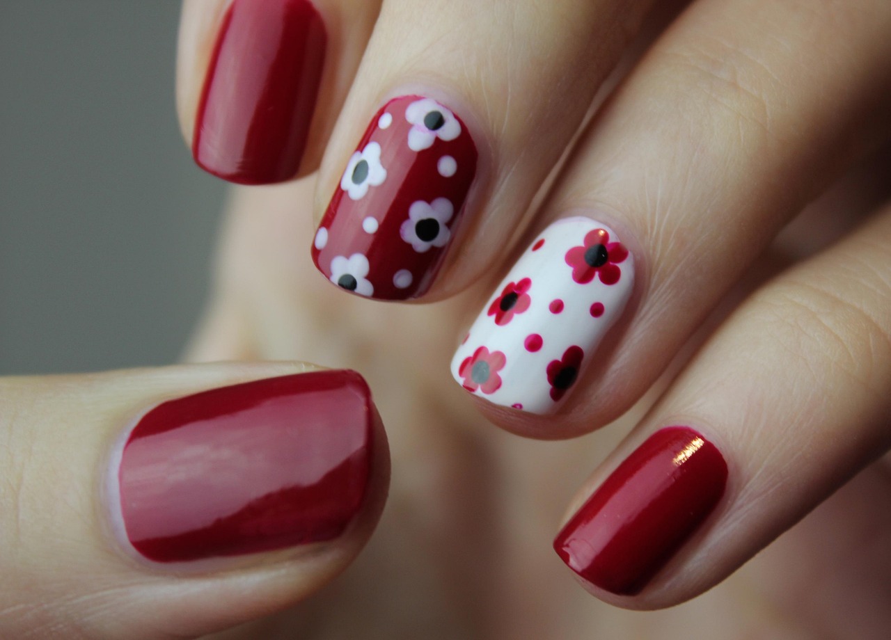 빨간 손톱이 처음 현대적으로 보이기 시작한 때 — The Red Manicure