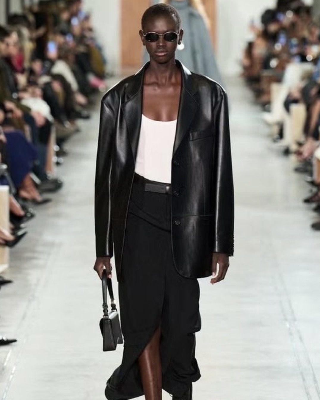 가죽 재킷은 다시 부드러워졌다 — LEATHER, BUT LESS PERFECT